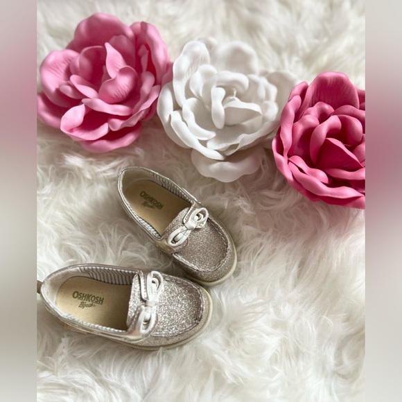 3/$20 Girls Sparkly Gold Oshkosh B’gosh Dress Up Shoes, Size 6c - Picture 3 of 4